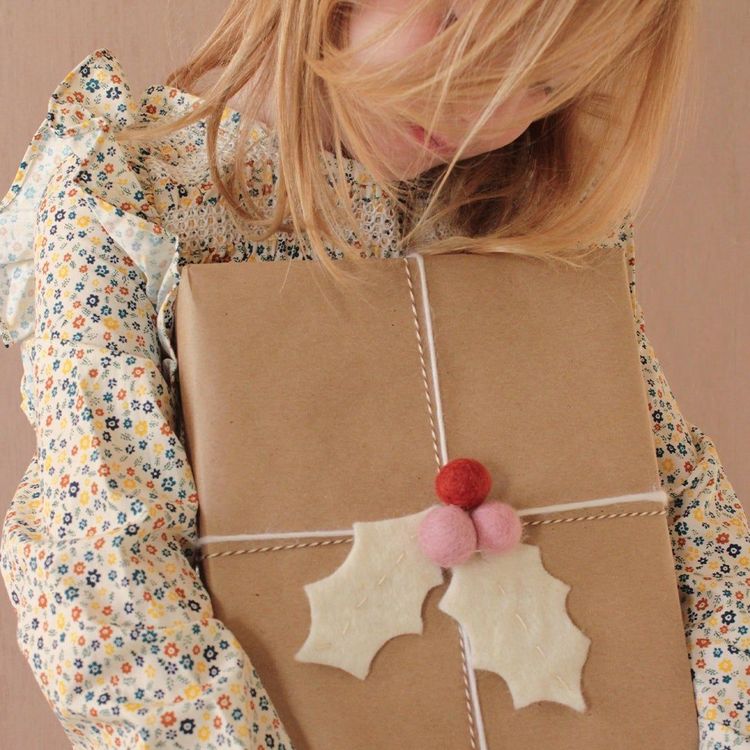 DIY Holly Leaf Gift Topper