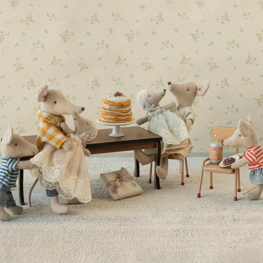 Party cake and cake stand, Mouse