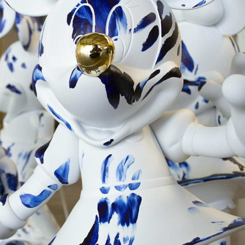 Minnie Mouse ONE MINUTE White & Blue Limited Edition 24in