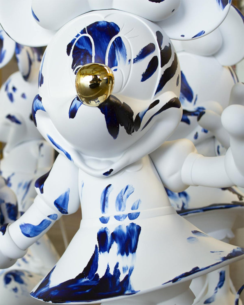 Minnie Mouse ONE MINUTE White & Blue Limited Edition 24in