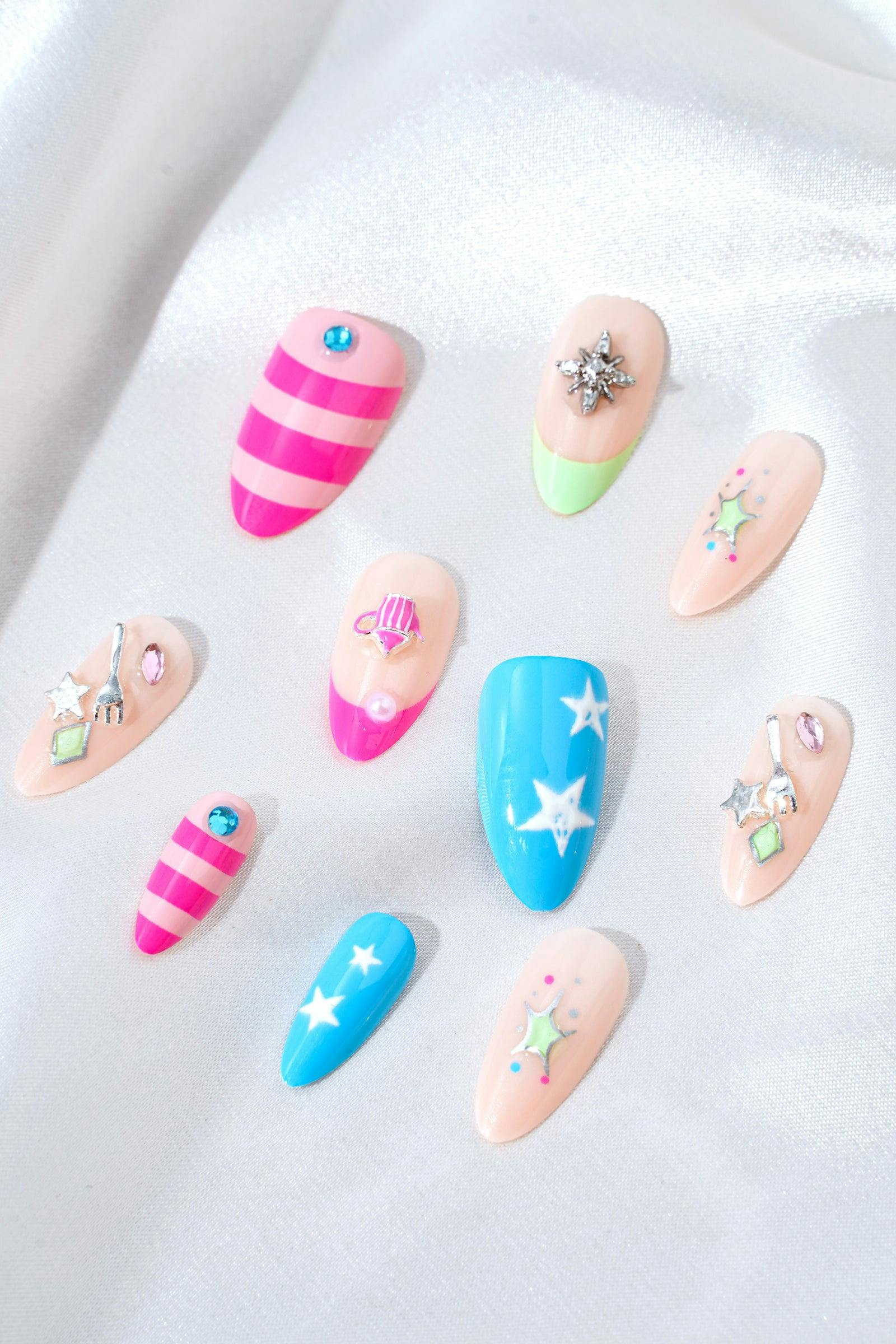 KATSEYE | PINKY UP – ALMOND PRESS-ON NAILS