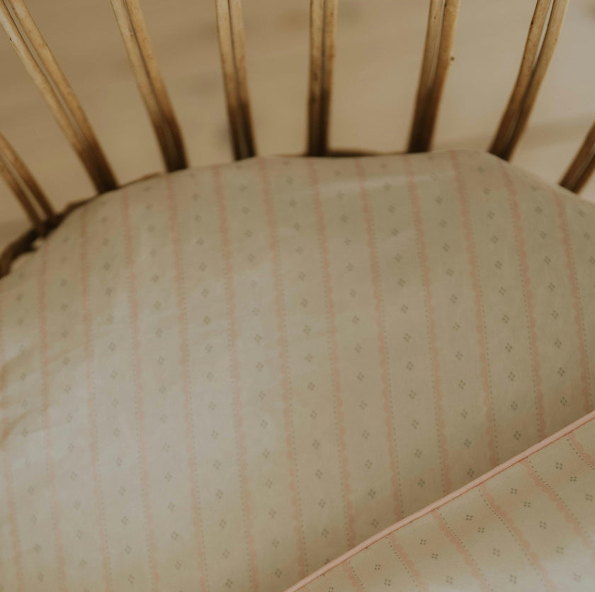 Petal Scallops Crib Sheet