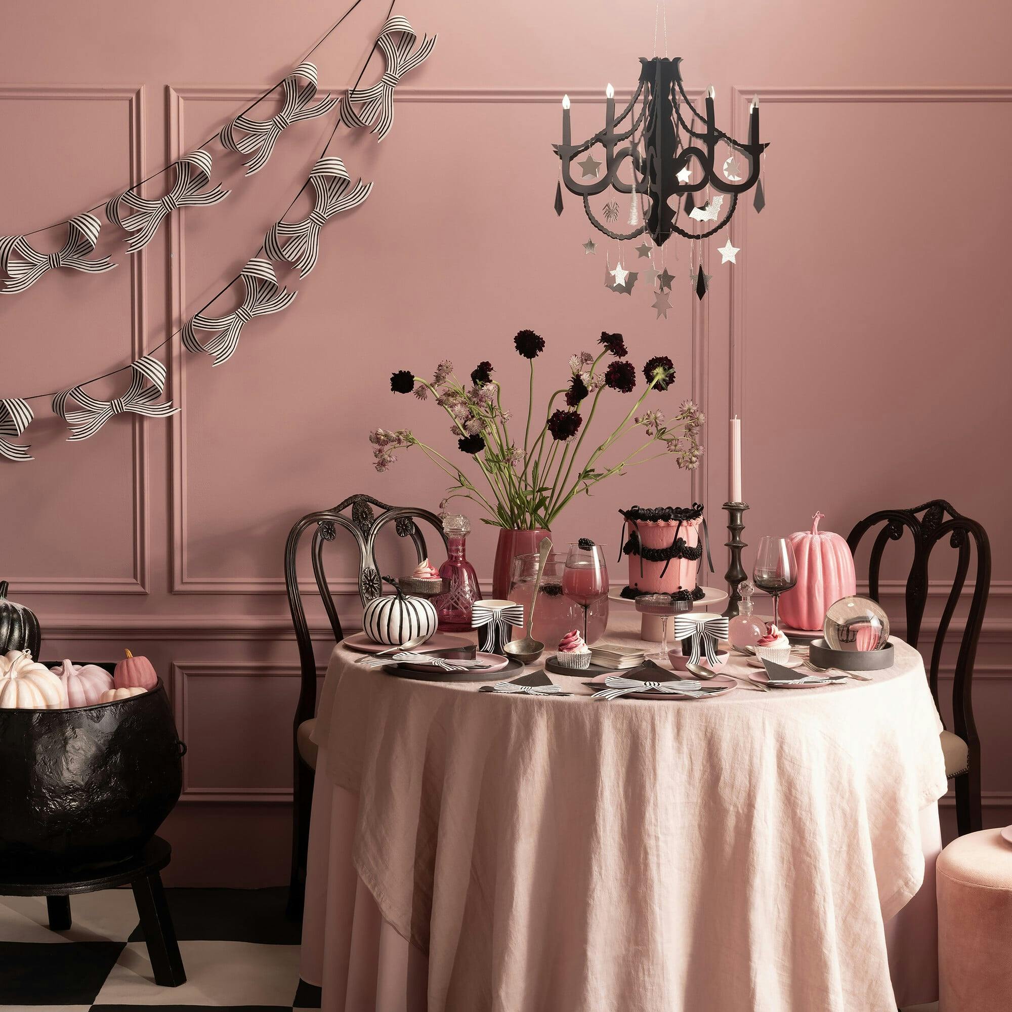 Black & White Stripy Bow Garland