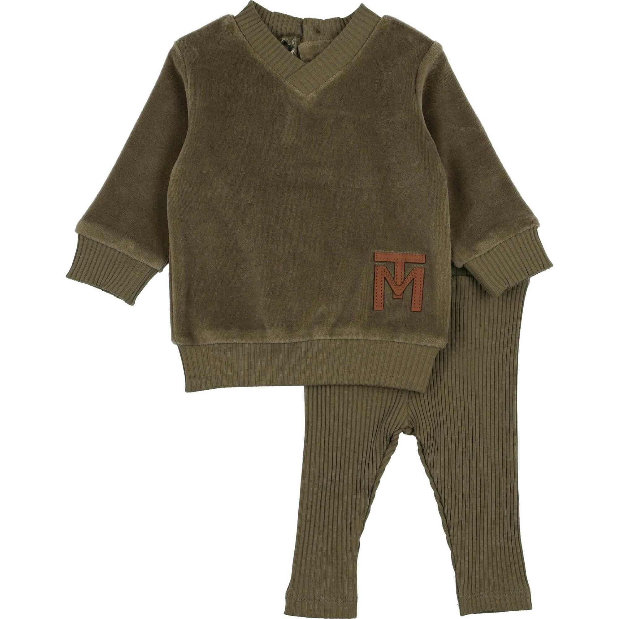 V-Neck Emblem Ensemble