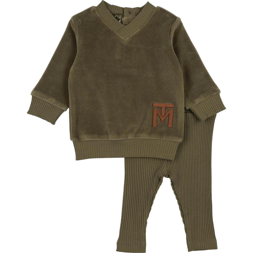 V-Neck Emblem Ensemble