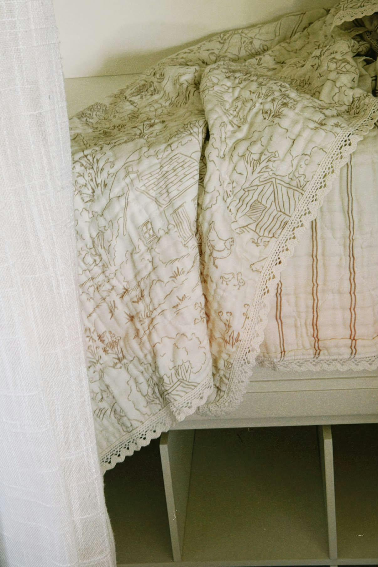 Ida Homestead Toile De Jouy QUILTED 6 Layer Gauze Blanket