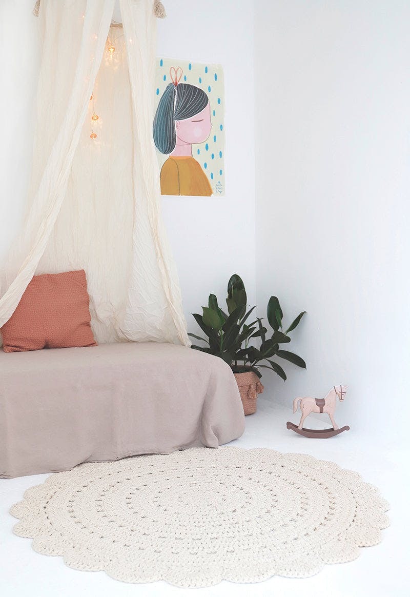 Alma Hand-Crocheted Scalloped Round Rug