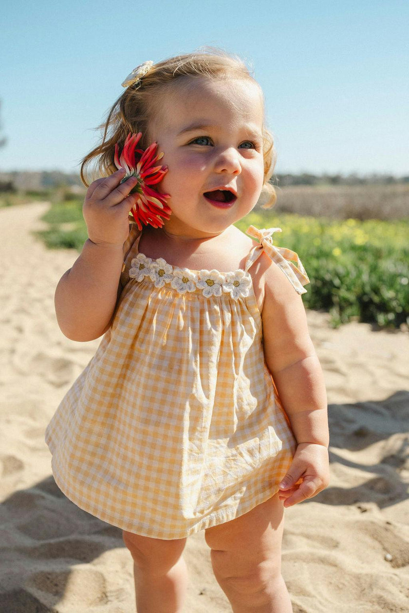 Crochet Daisy Set in Yellow Gingham