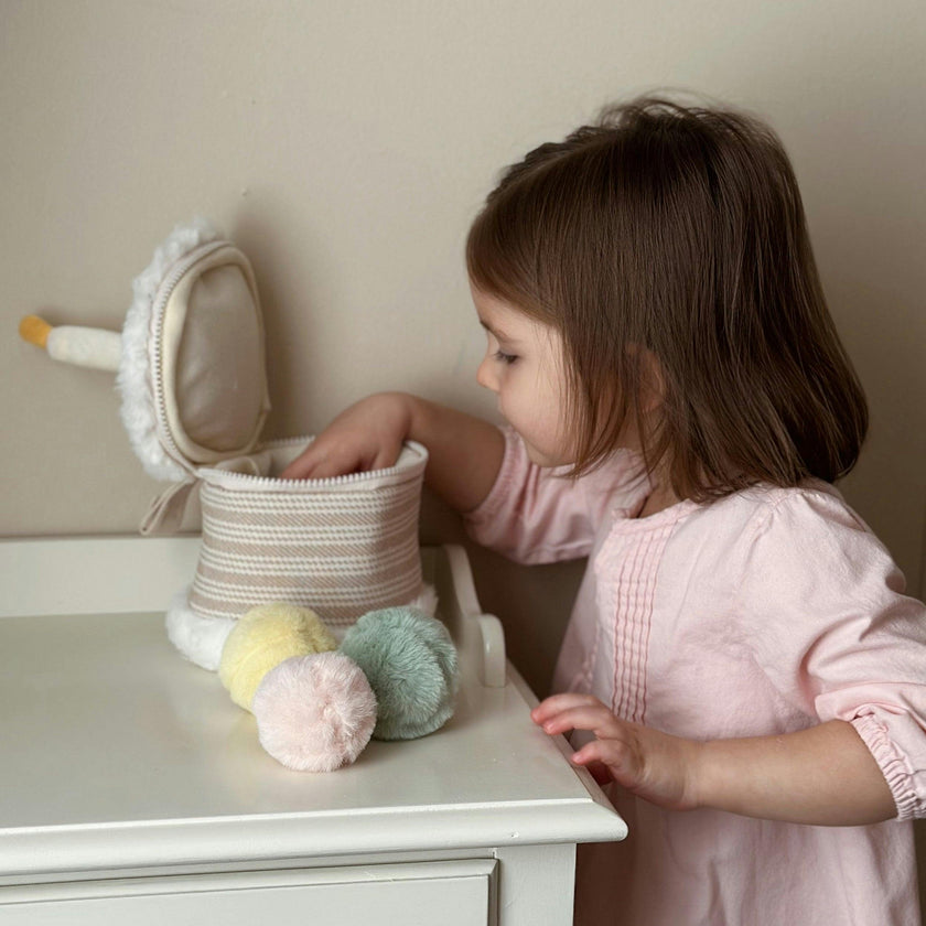 CAKE & TOSS CELEBRATION BIN