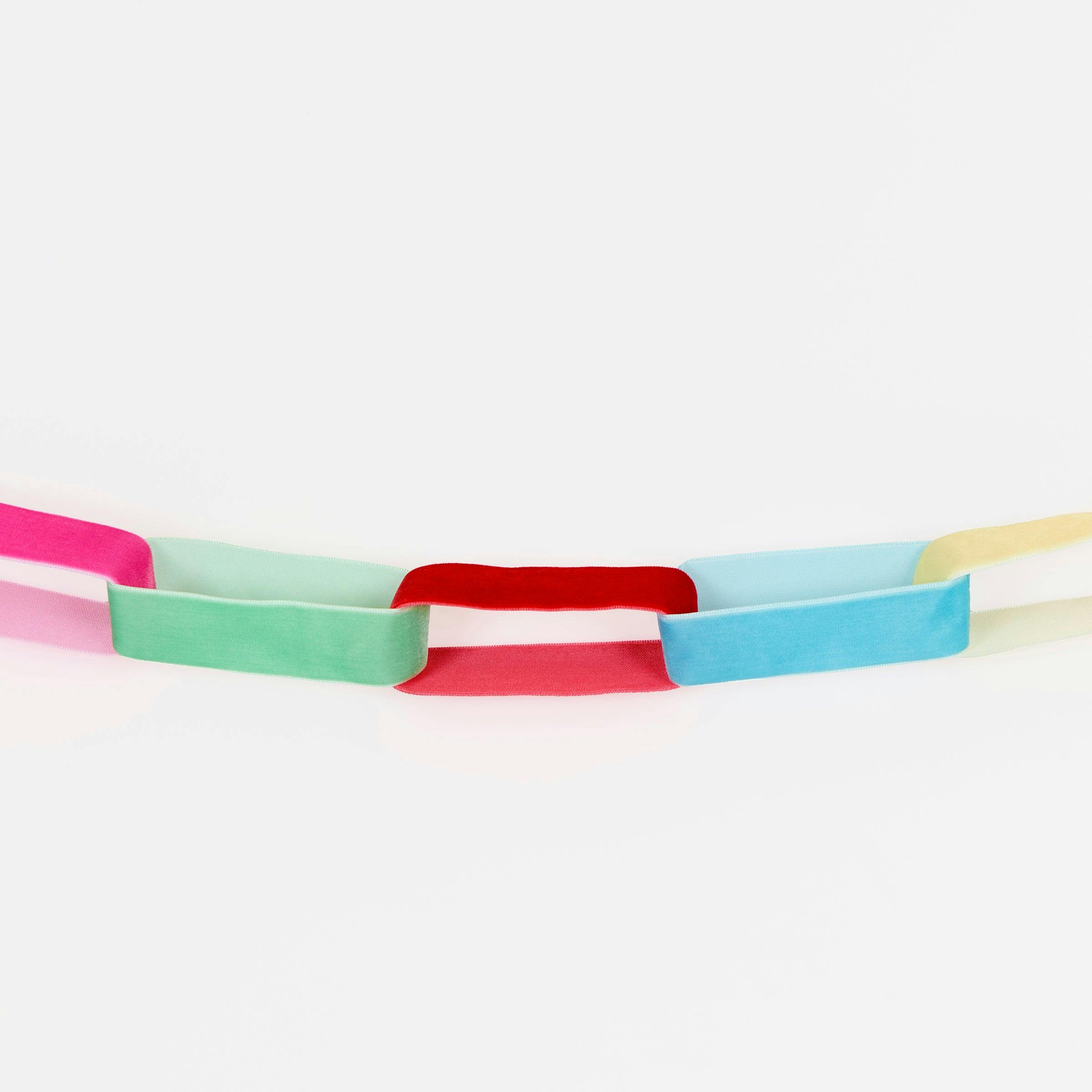 Bright Velvet Chain Link Garland