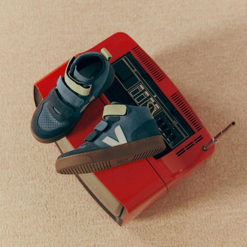 VEJA Small V-10 Mid - California Shark Bark