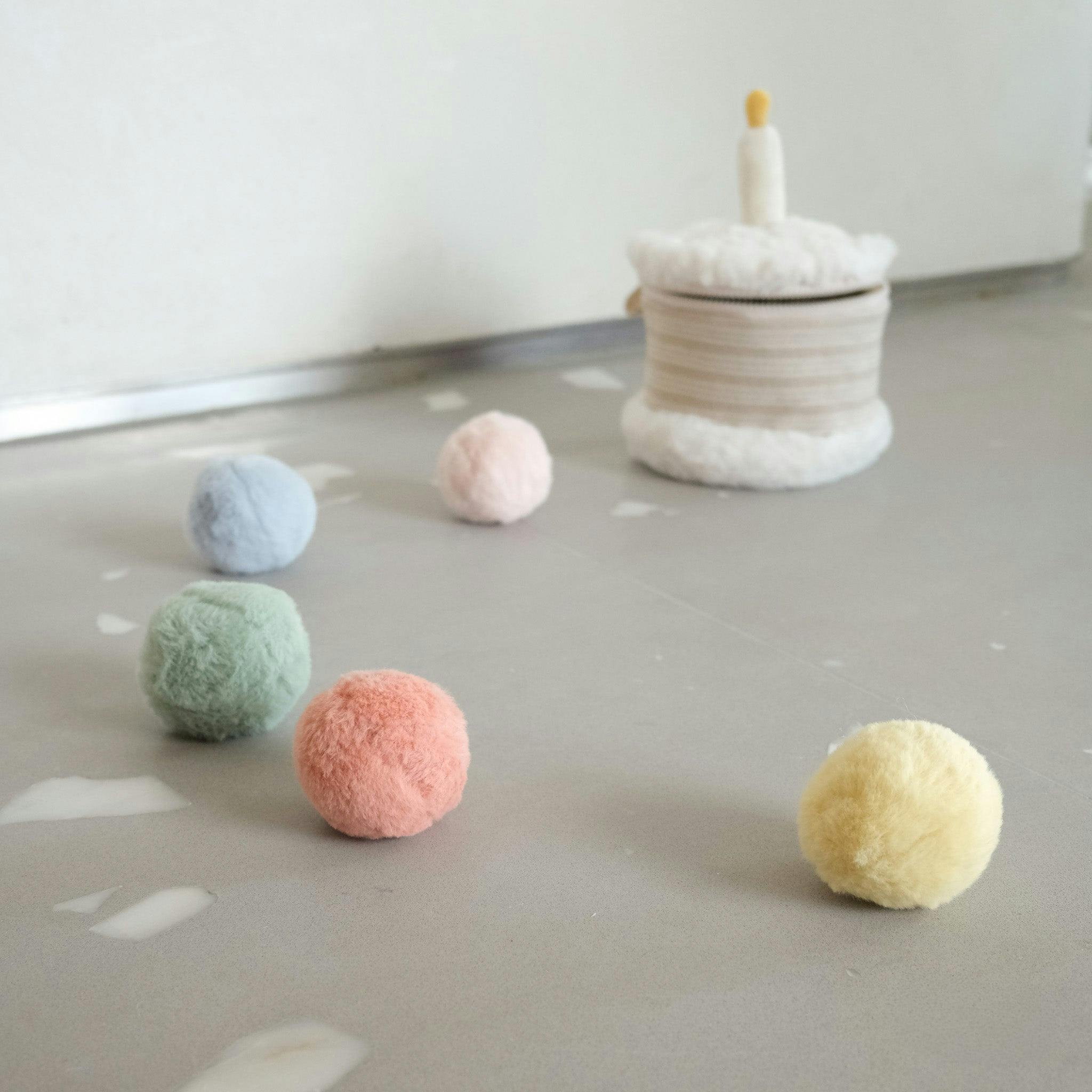CAKE & TOSS CELEBRATION BIN