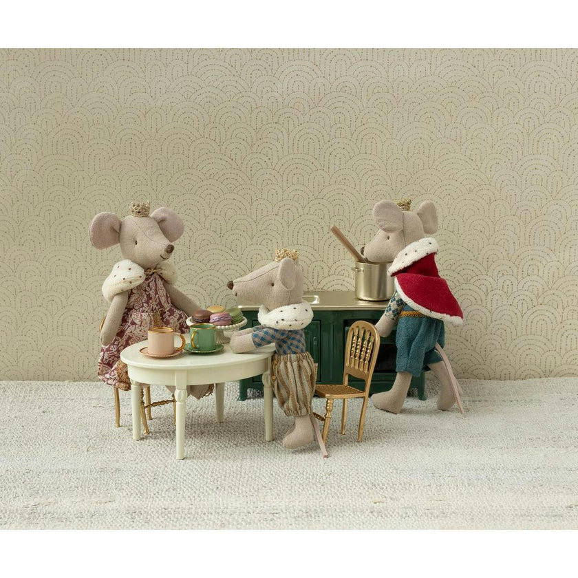 Gold Chair, Mouse