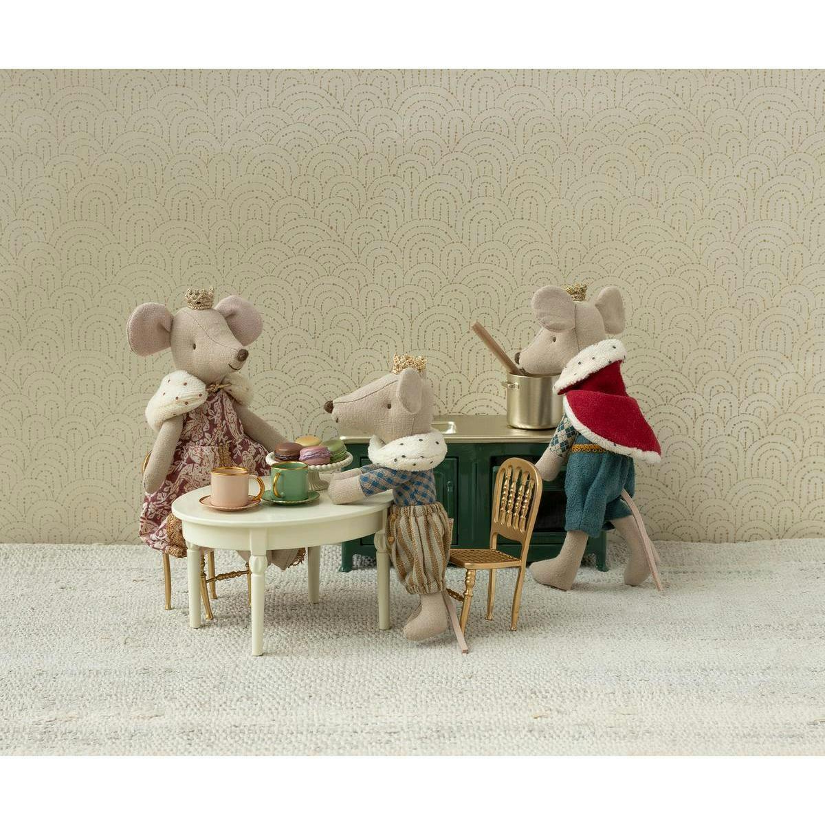 Gold Chair, Mouse