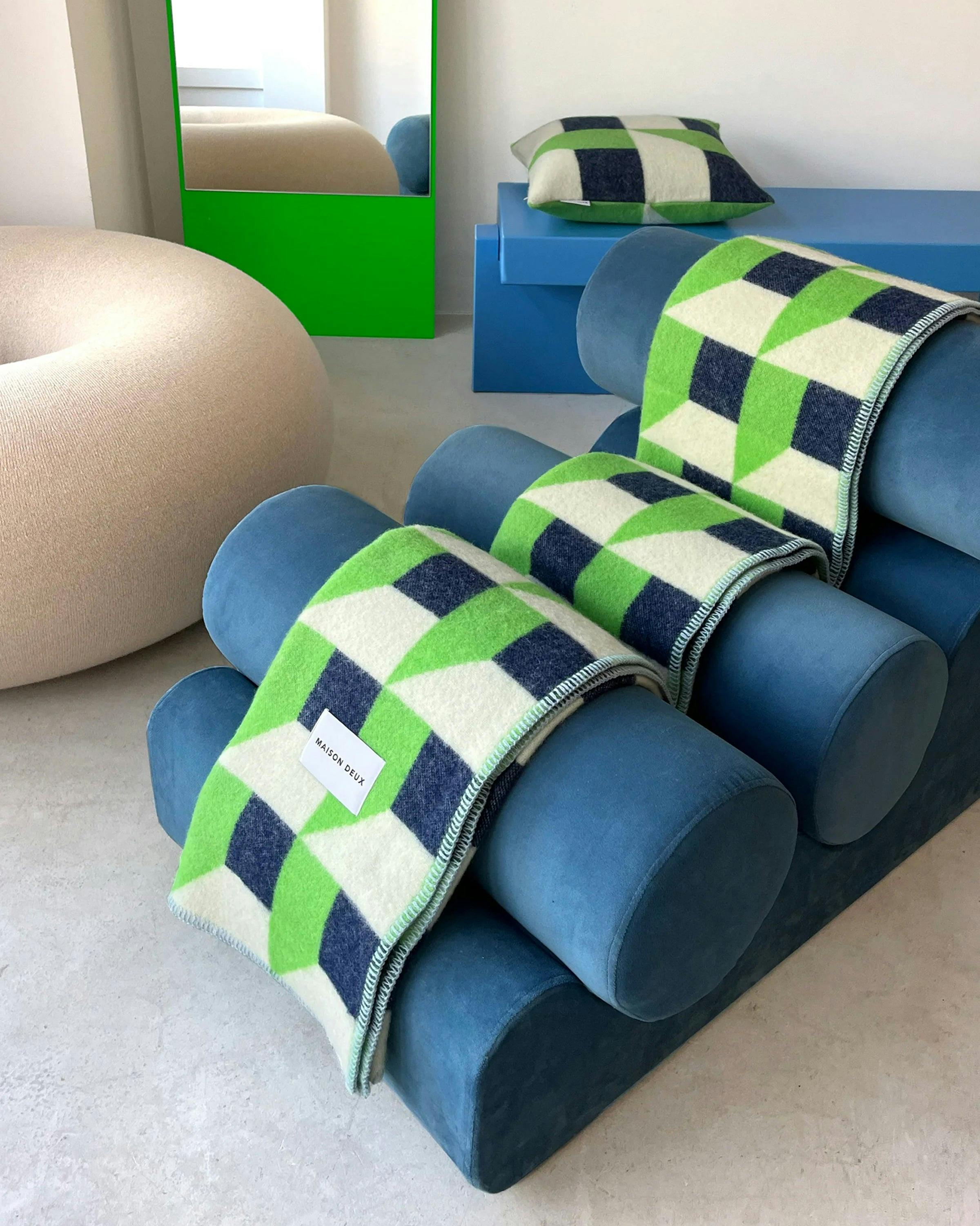 Blanket CUBICS Apple / Navy Print 4.25 x 6.5ft