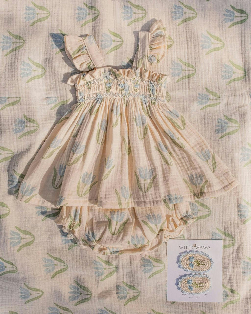 Flutter Set in Blue Tulip