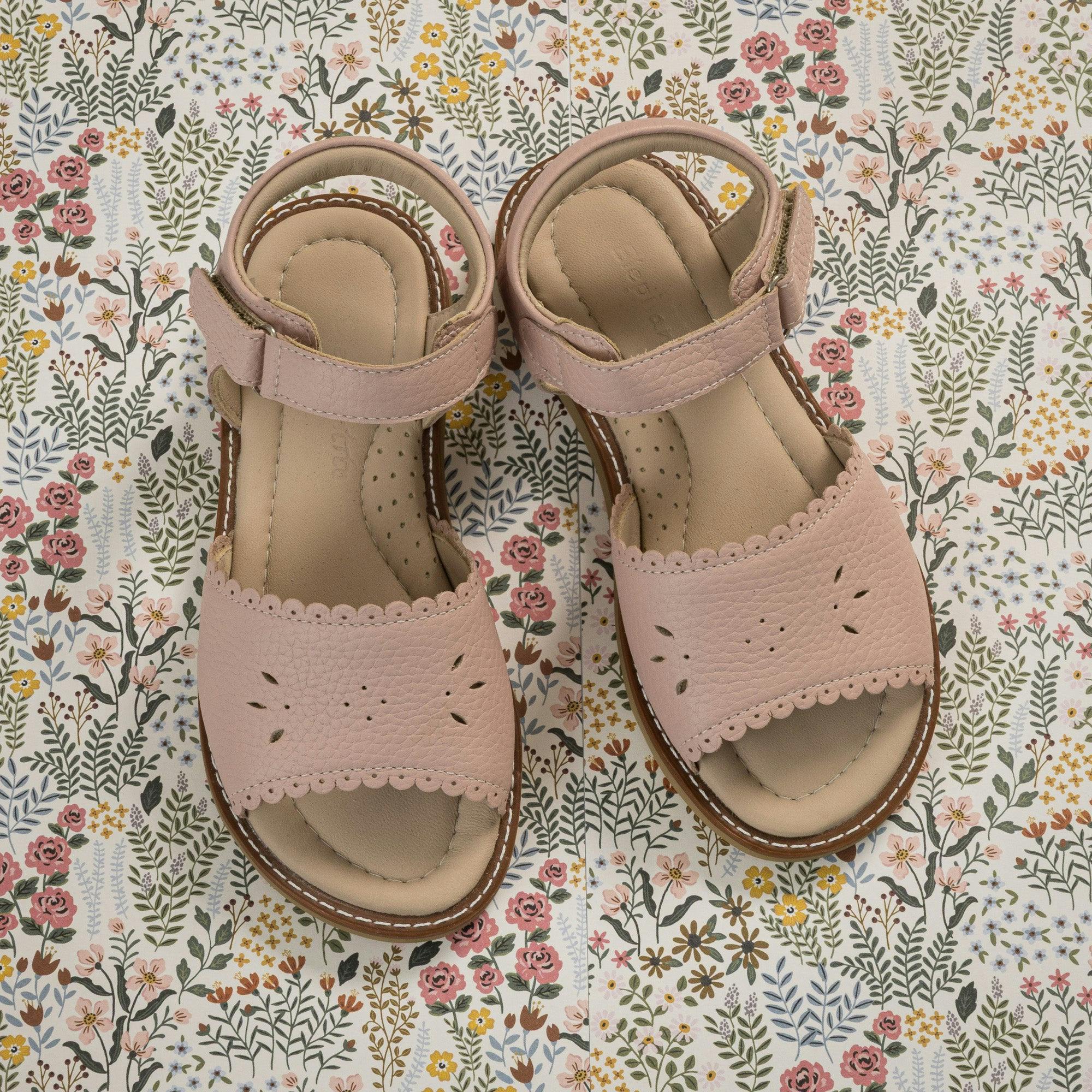 Classic Scallop Sandal | Pink Leather