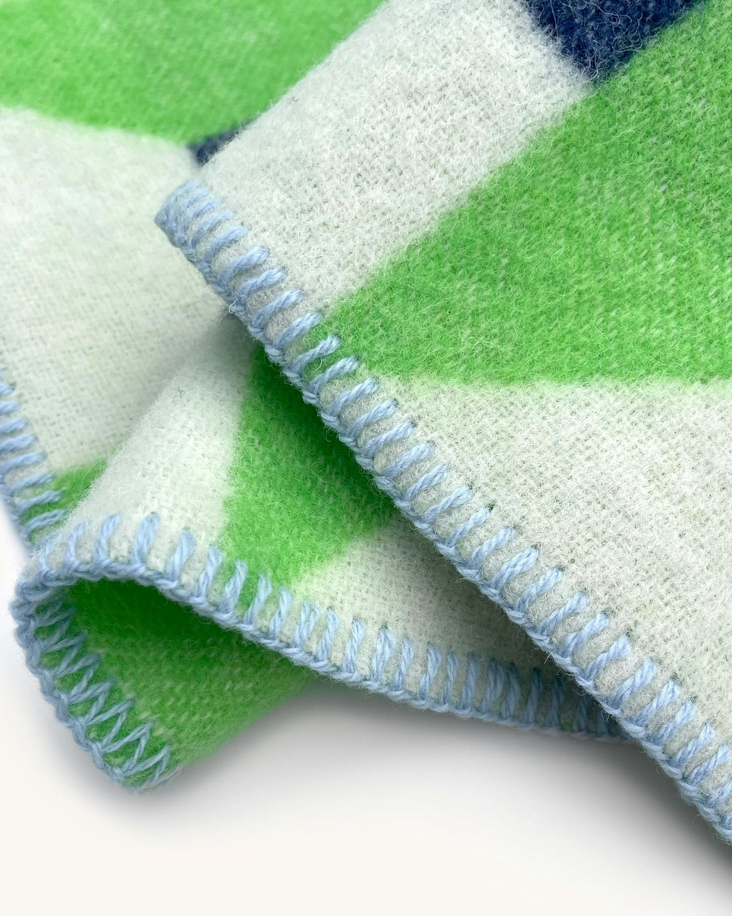 Blanket CUBICS Apple / Navy Print 4.25 x 6.5ft