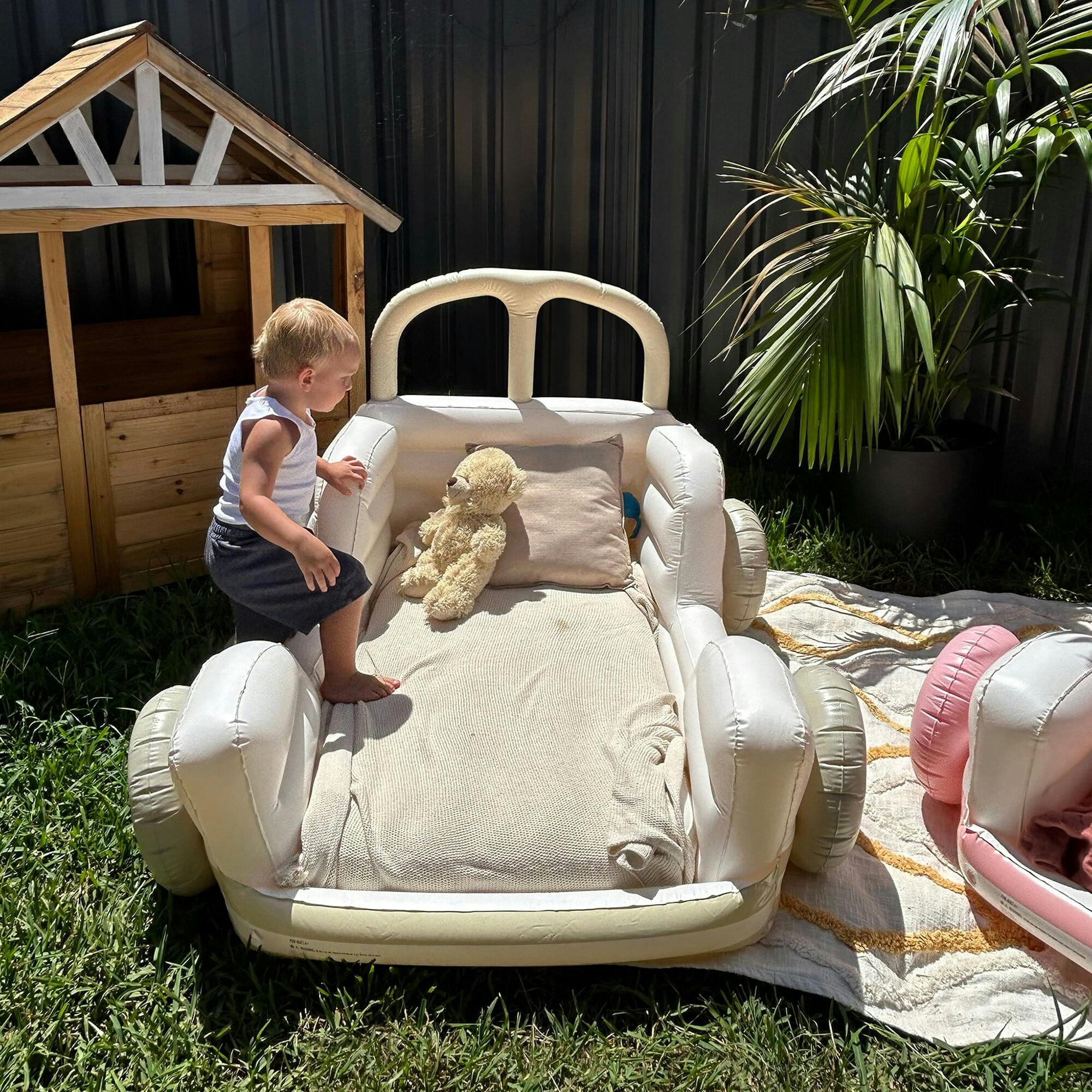 Kids Sleepover Bed: Summer Van Sand