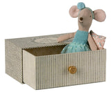Dance mouse in daybed, Little sister