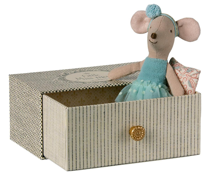 Dance mouse in daybed, Little sister