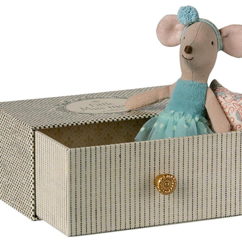 Dance mouse in daybed, Little sister