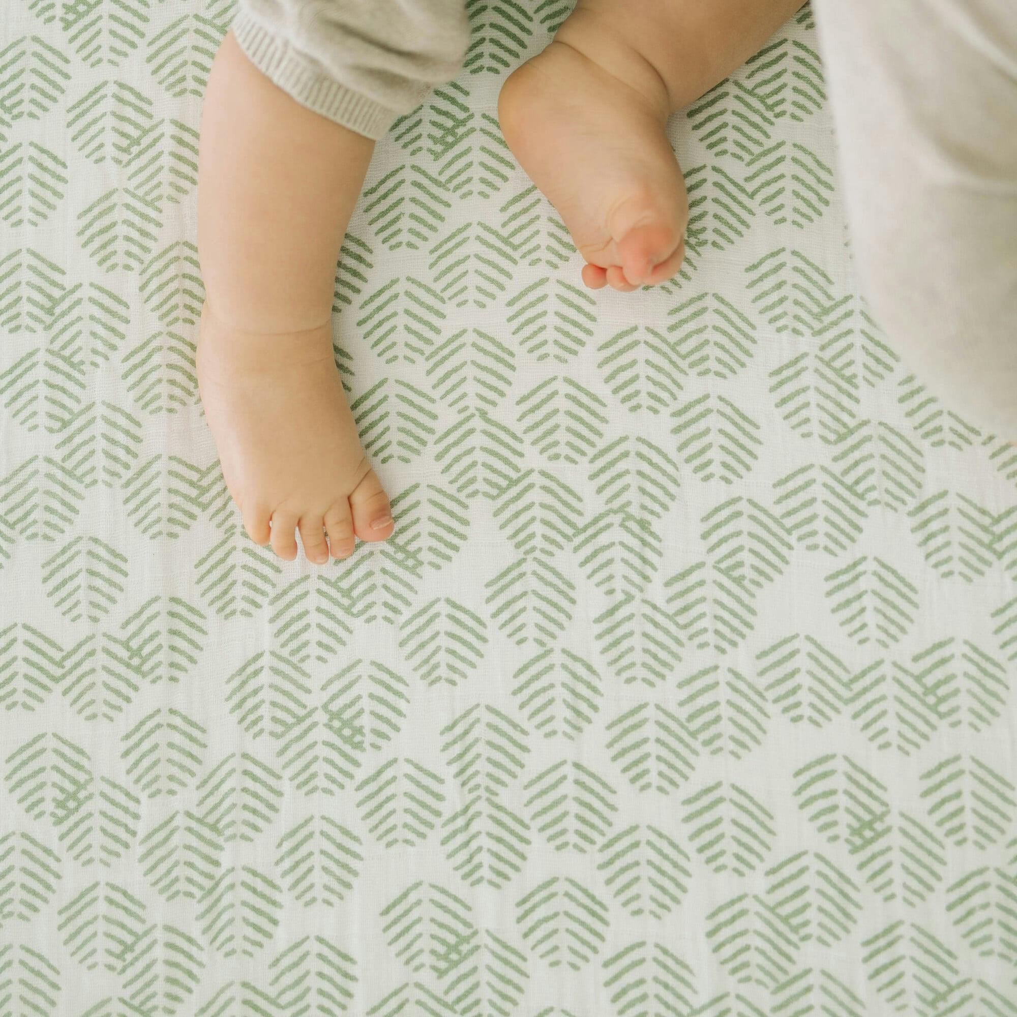 Cotton Muslin Crib Sheet - Leaf Motif