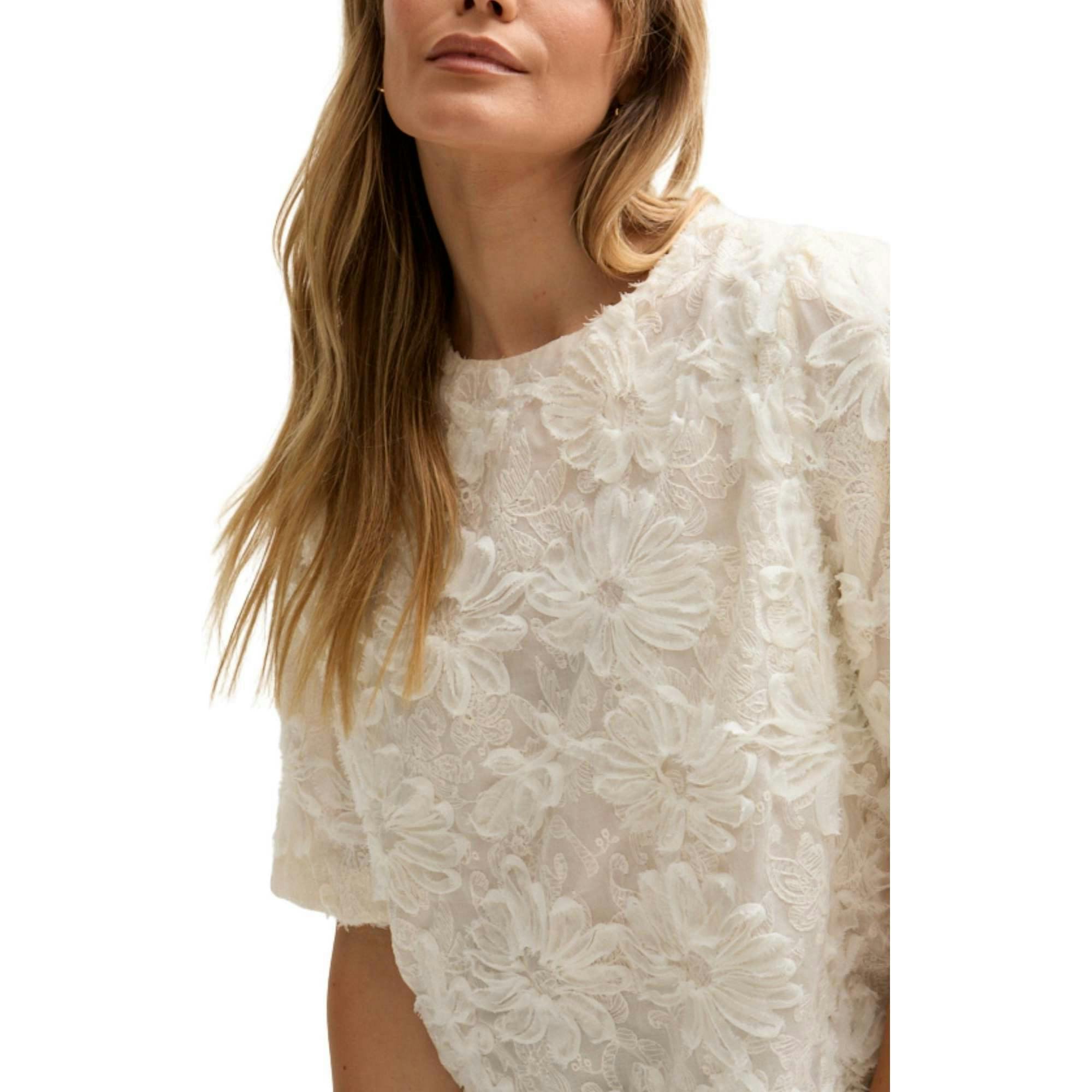 Lotus Ribbon Work Scallop Hem Top