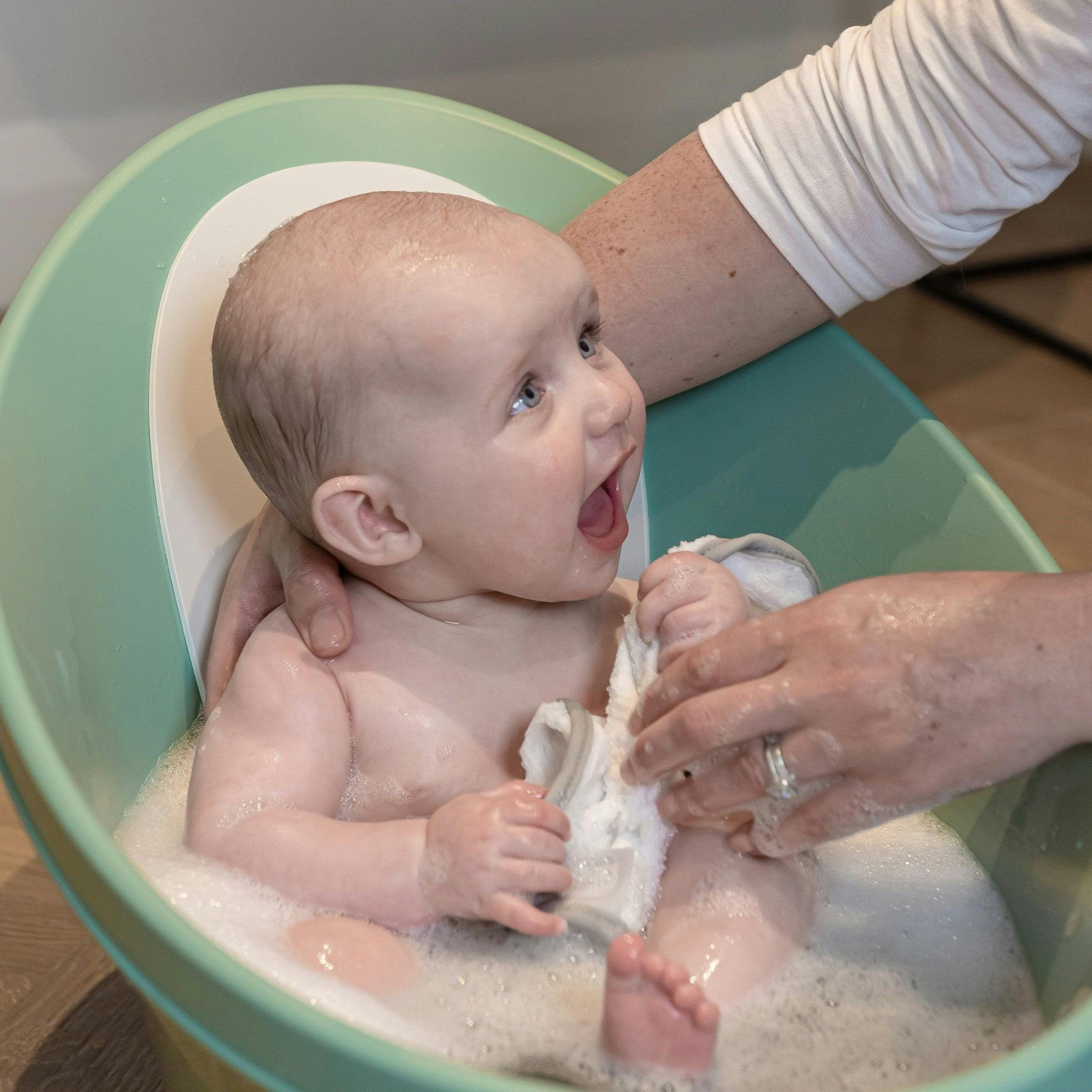 Shnuggle Bath Accessories Bundle - Ellie Scoop, Washy Jug, Boats & Star Toy - 4-Piece Set