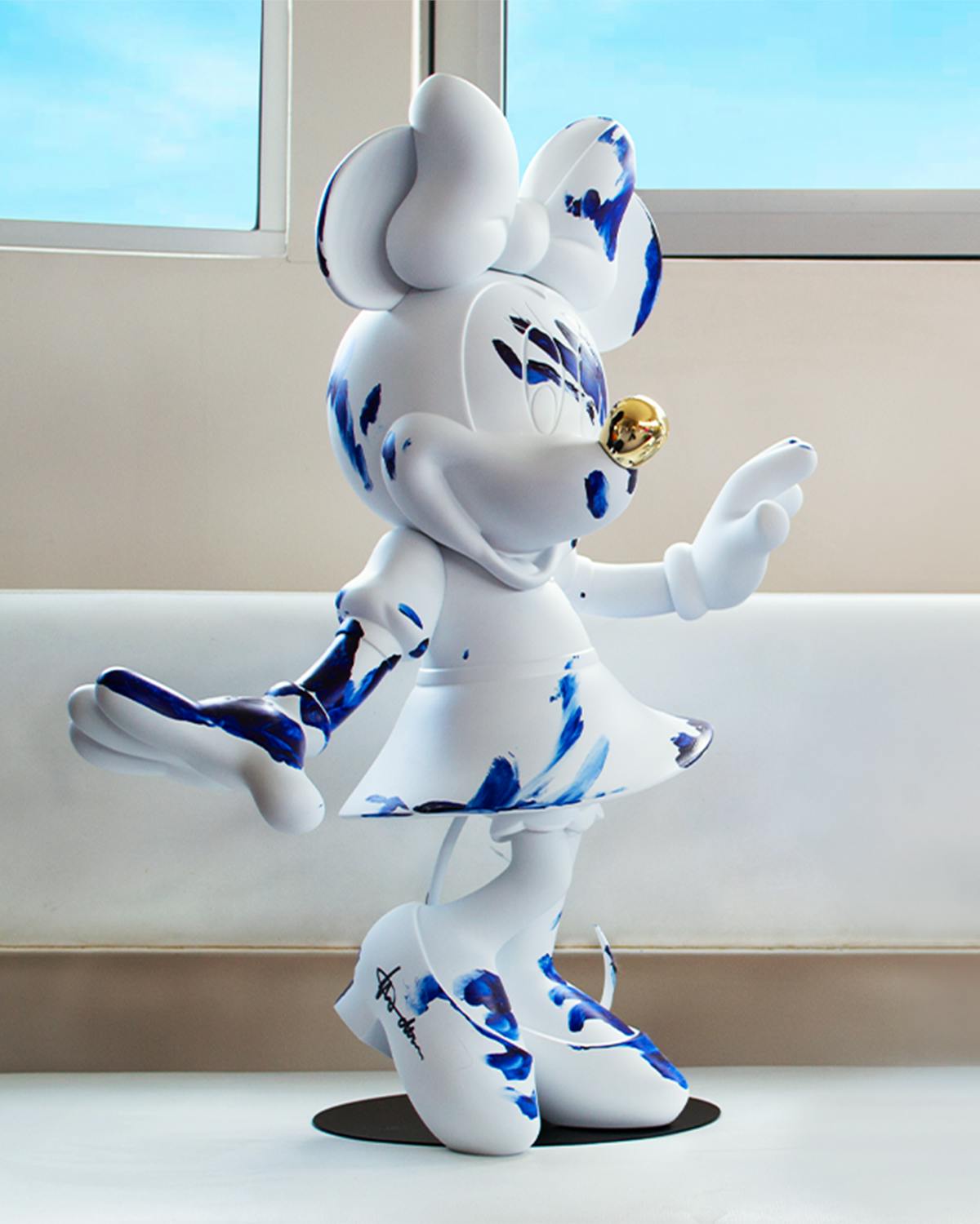 Minnie Mouse ONE MINUTE White & Blue Limited Edition 24in