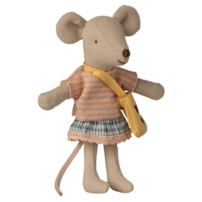 Little sister mouse with bag