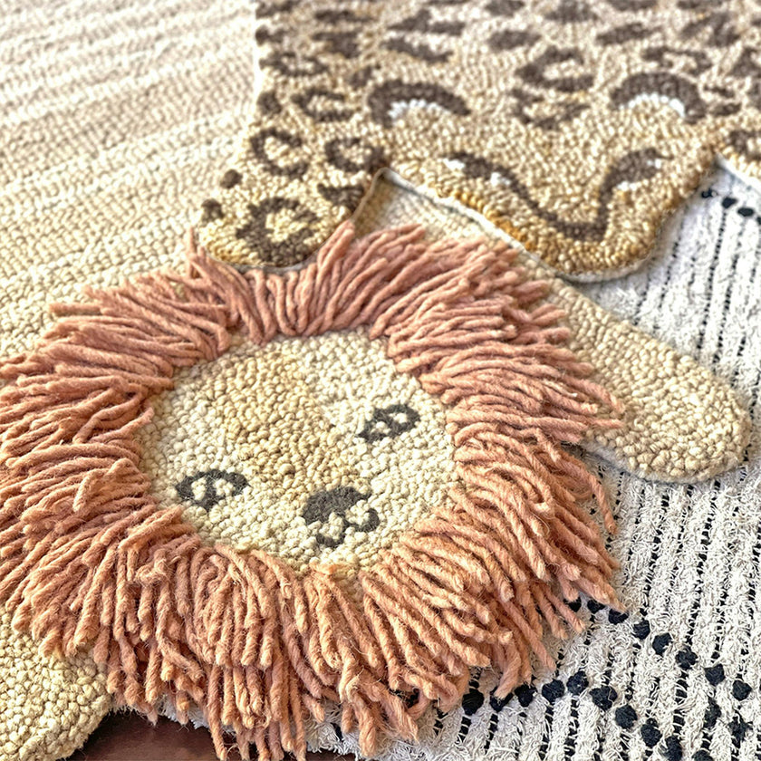 Kendi Lion Shaped Wool Accent Rug (23" x 36")