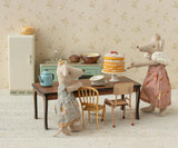 Party cake and cake stand, Mouse