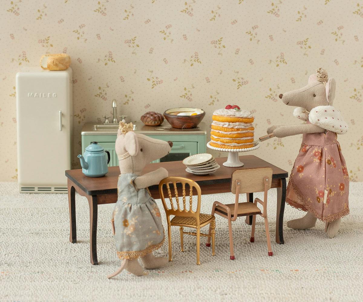 Party cake and cake stand, Mouse