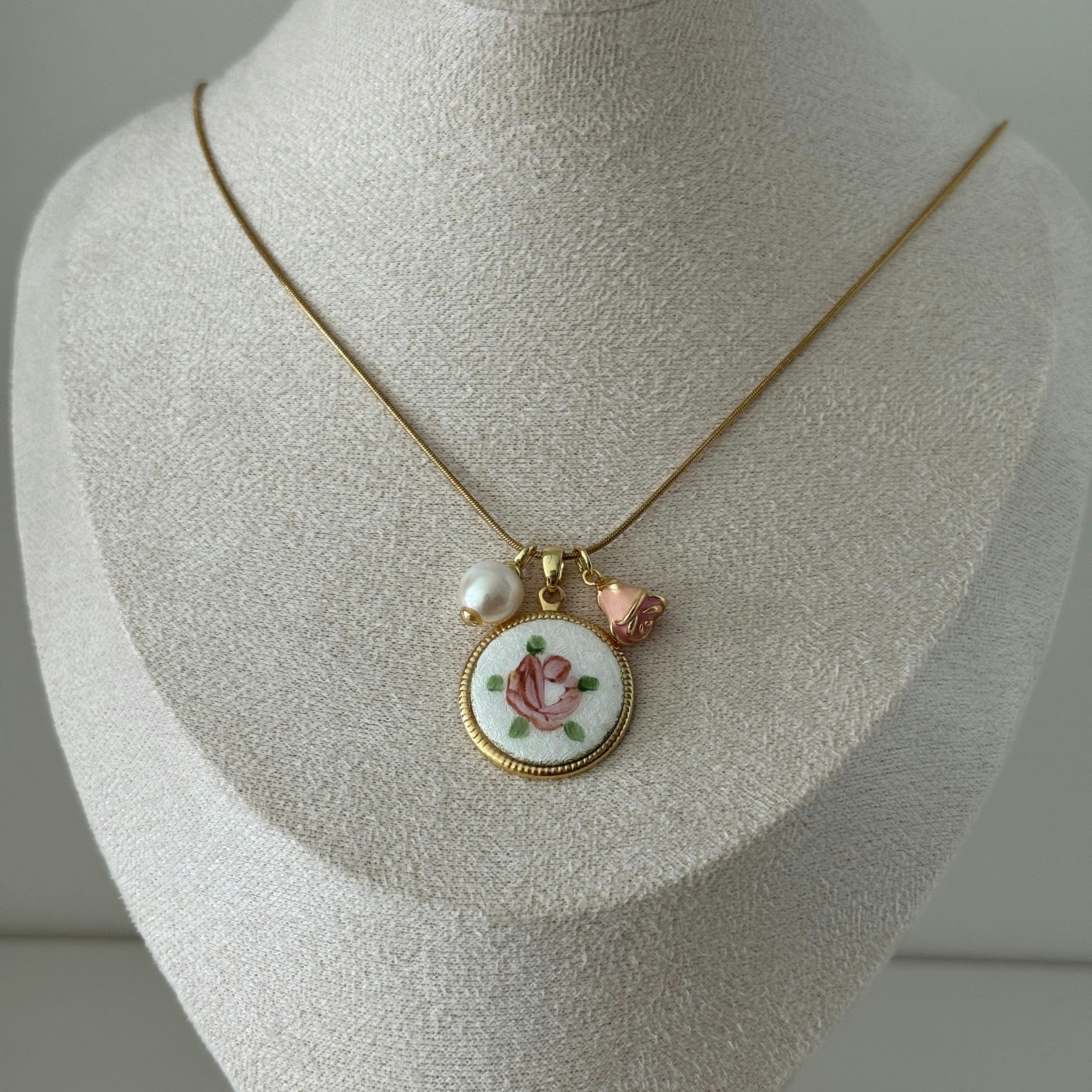 Elisa Pendant Necklace