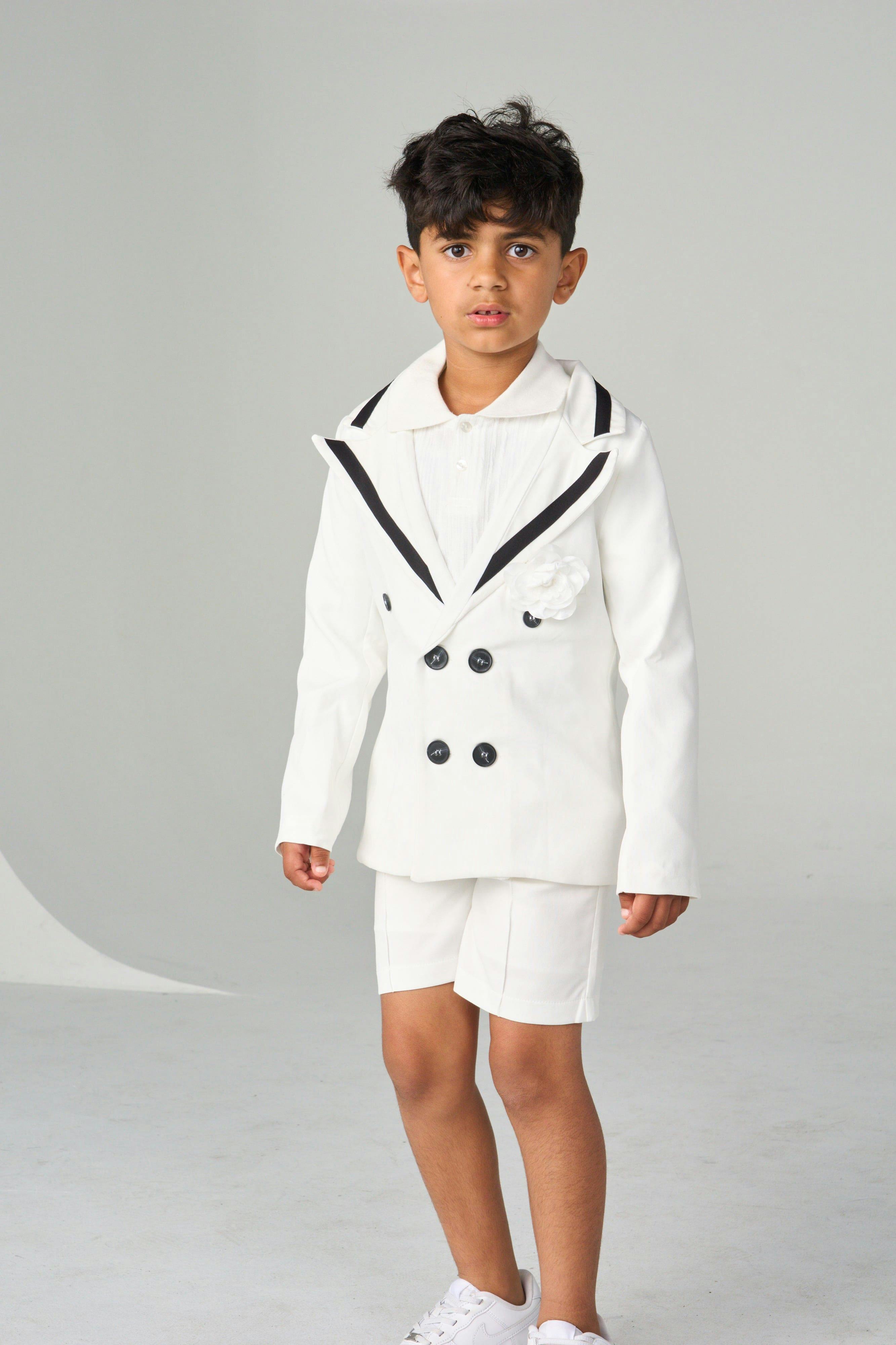 Alex White Shorts With Black Contrast Line
