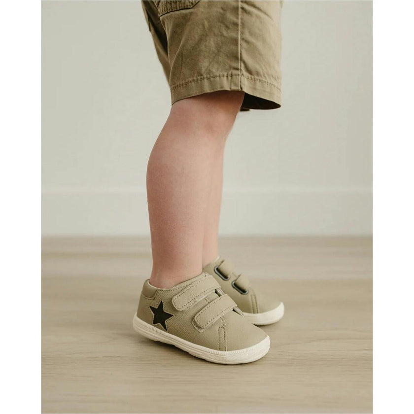 Leo Star Sneaker