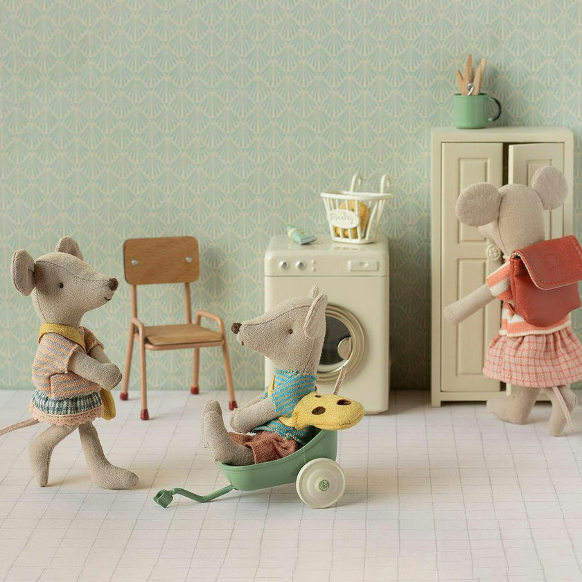 Little sister mouse with bag