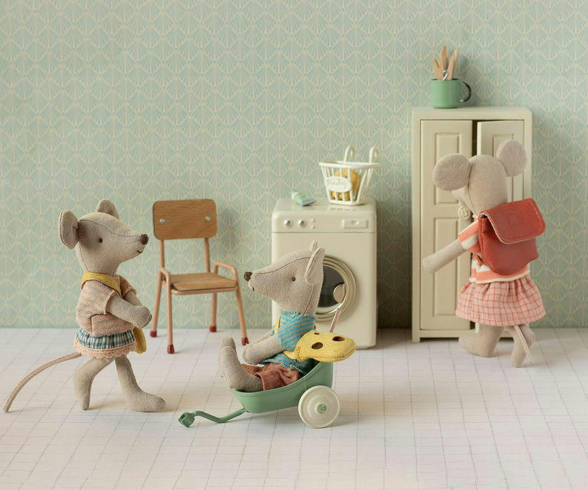 Little sister mouse with bag