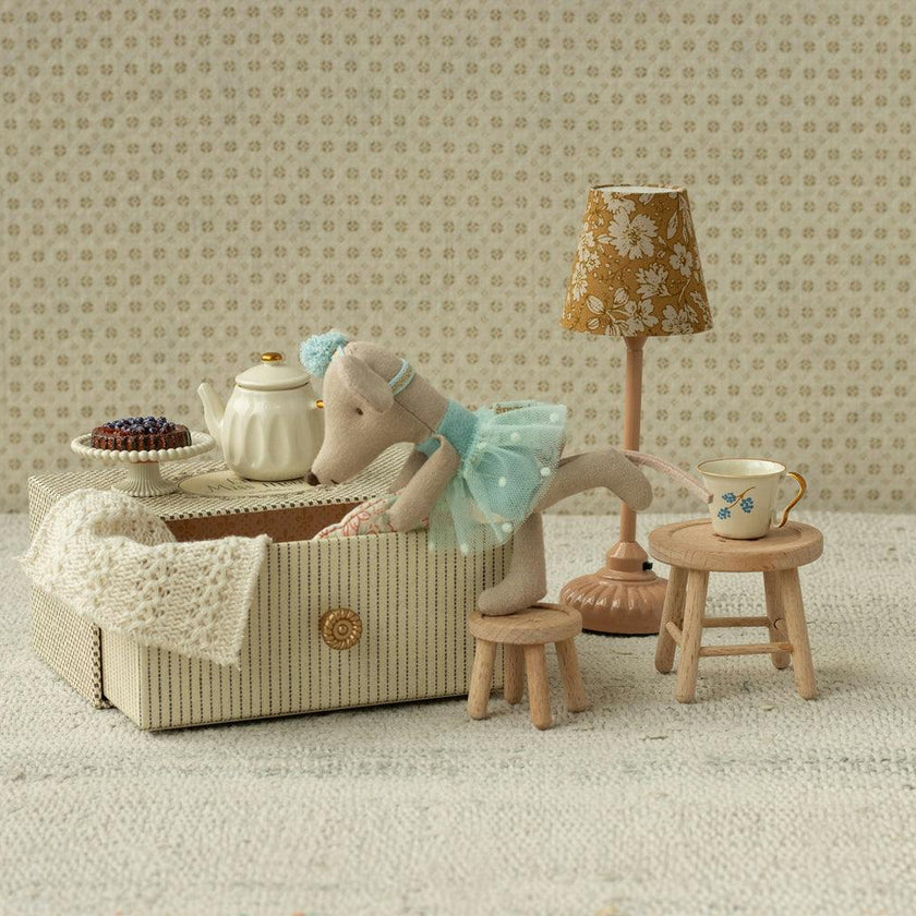 Dance mouse in daybed, Little sister