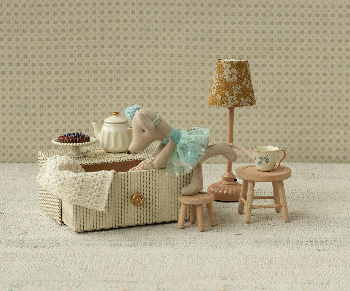 Dance mouse in daybed, Little sister
