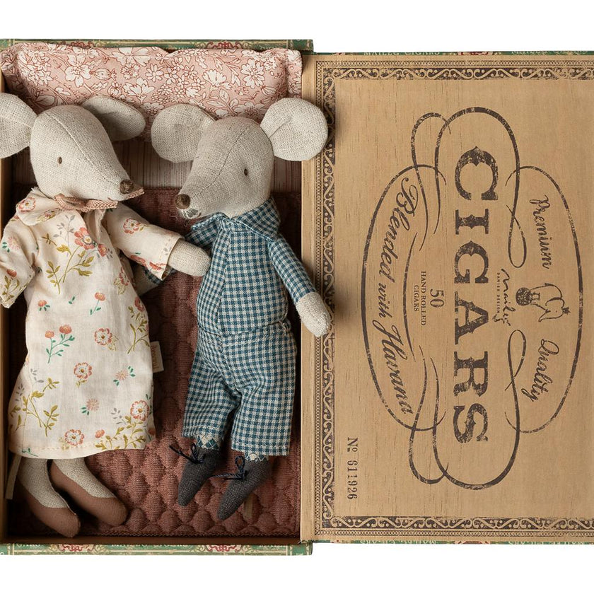 Grandma and grandpa mice in cigarbox