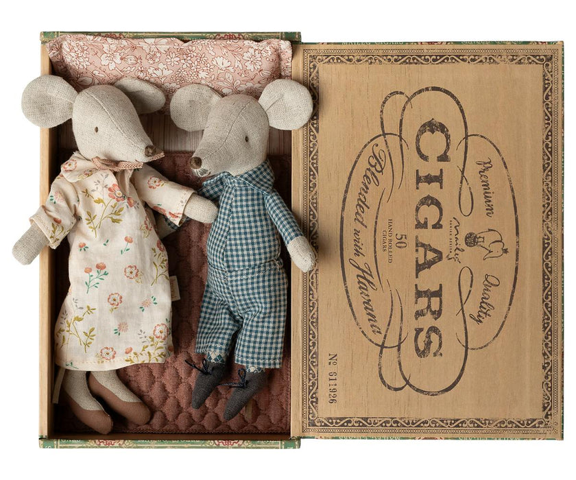 Grandma and grandpa mice in cigarbox