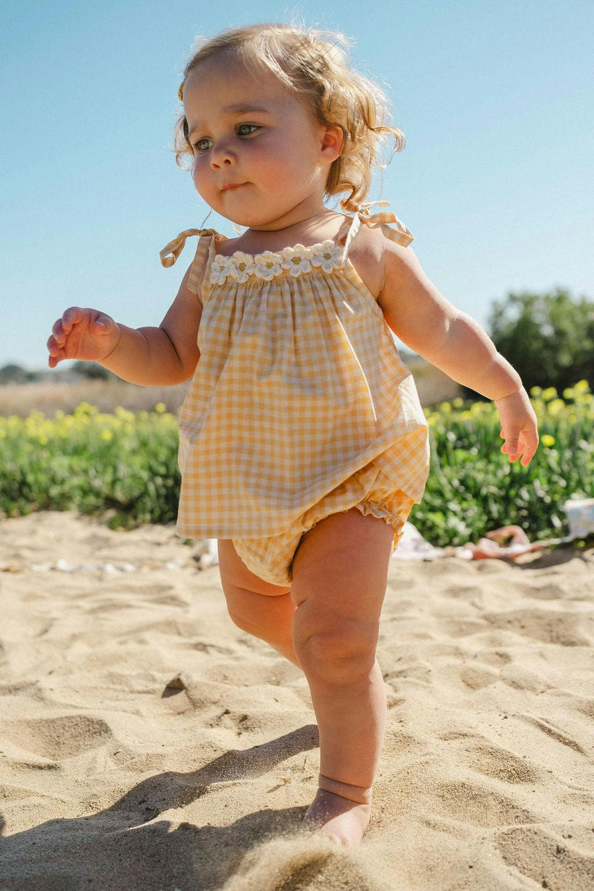 Crochet Daisy Set in Yellow Gingham