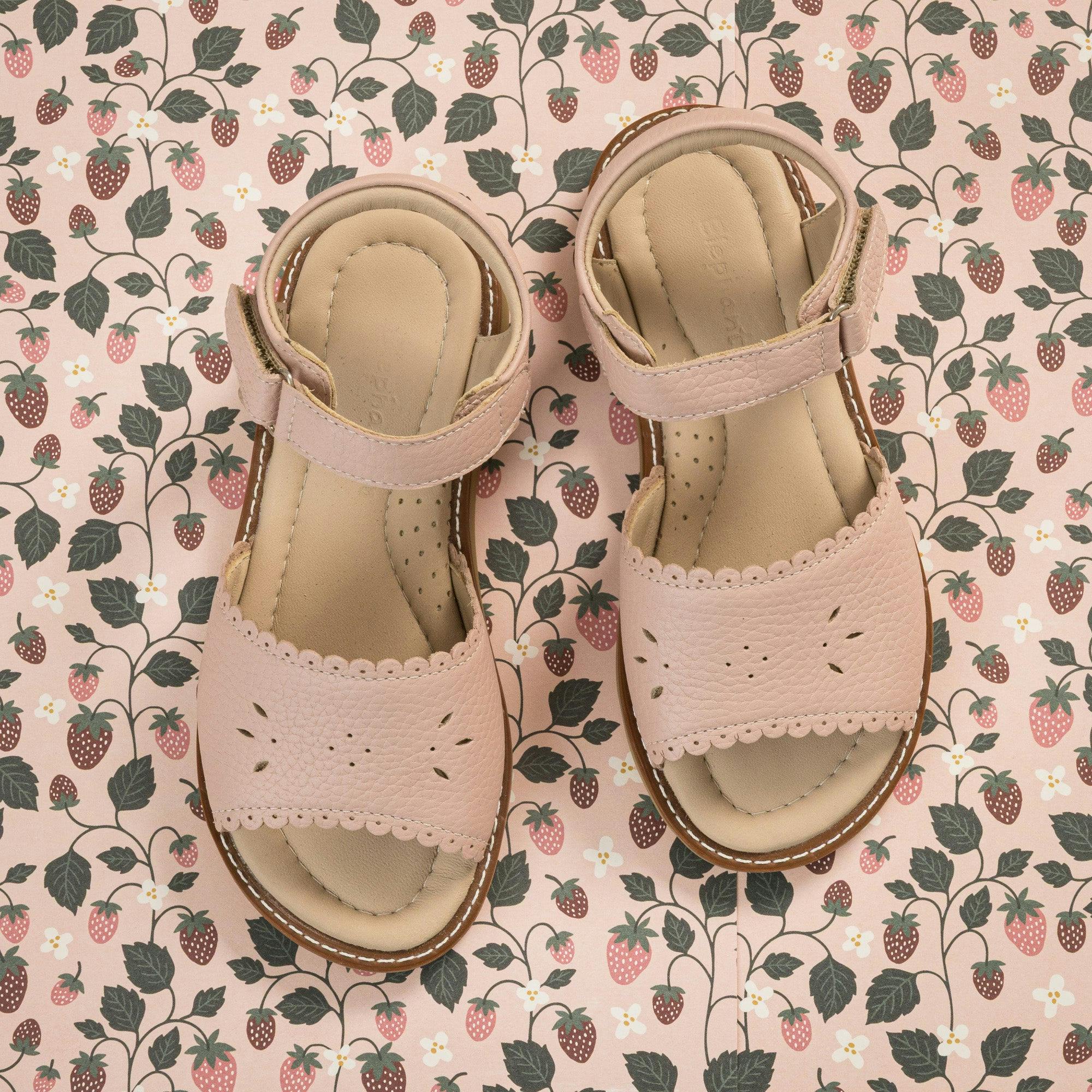 Classic Sandal with Scallop
