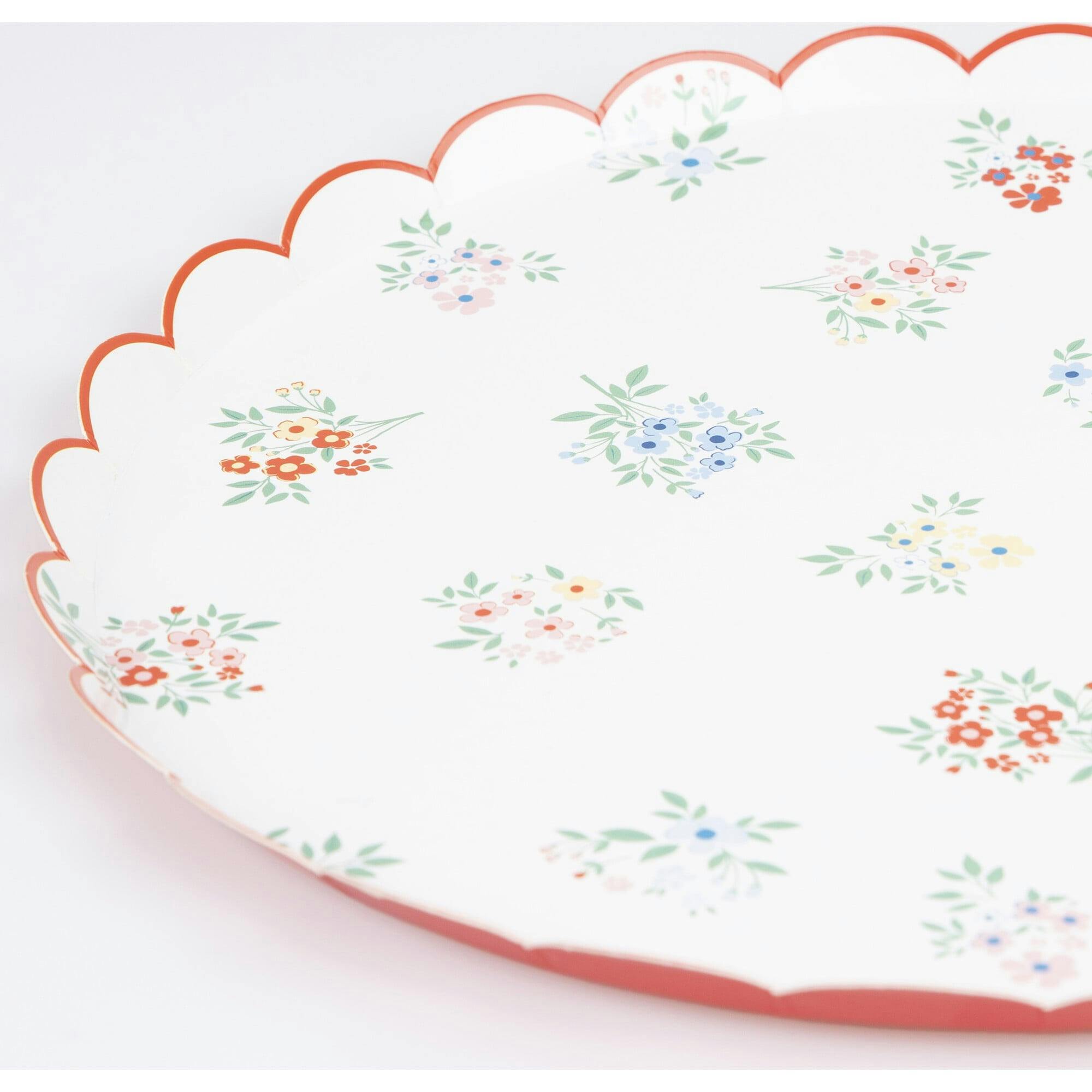 Ditsy Posy Scalloped Dinner Plates