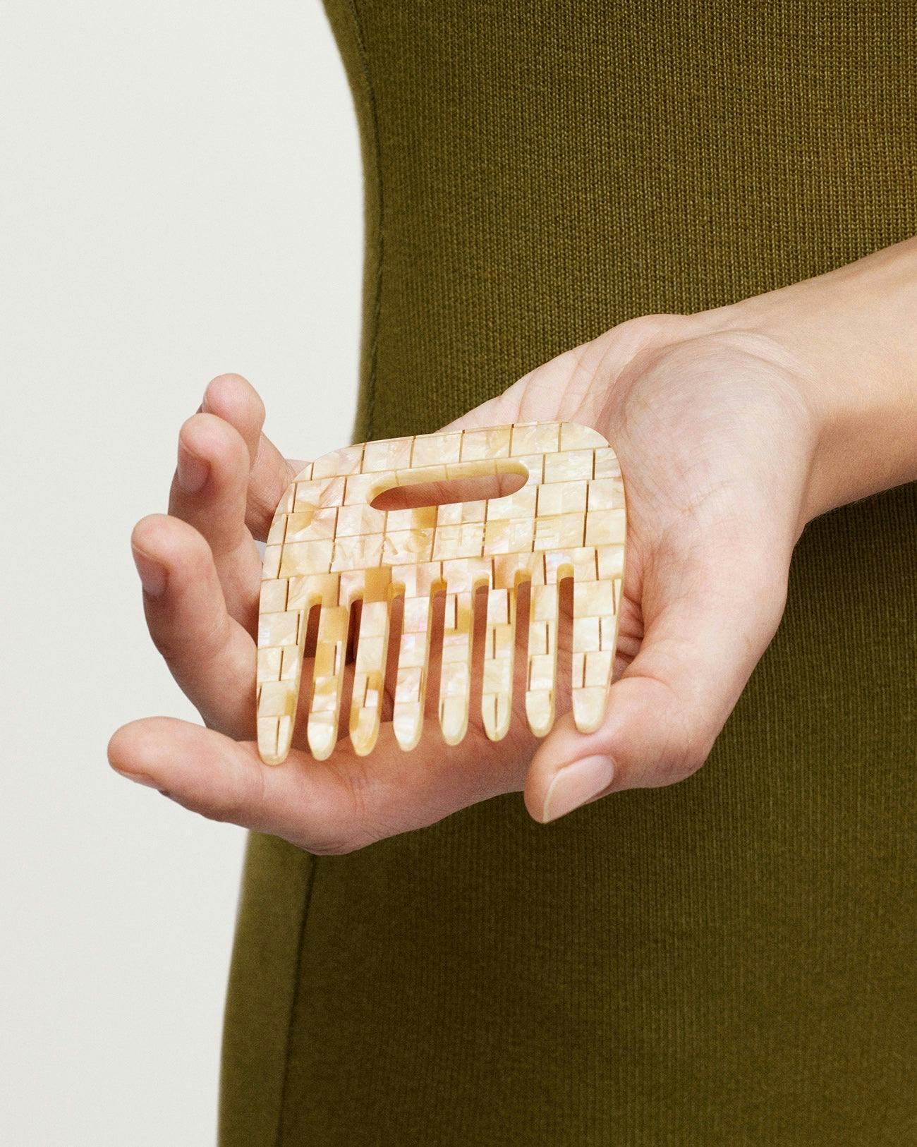 Wide Tooth No.4 Short Comb