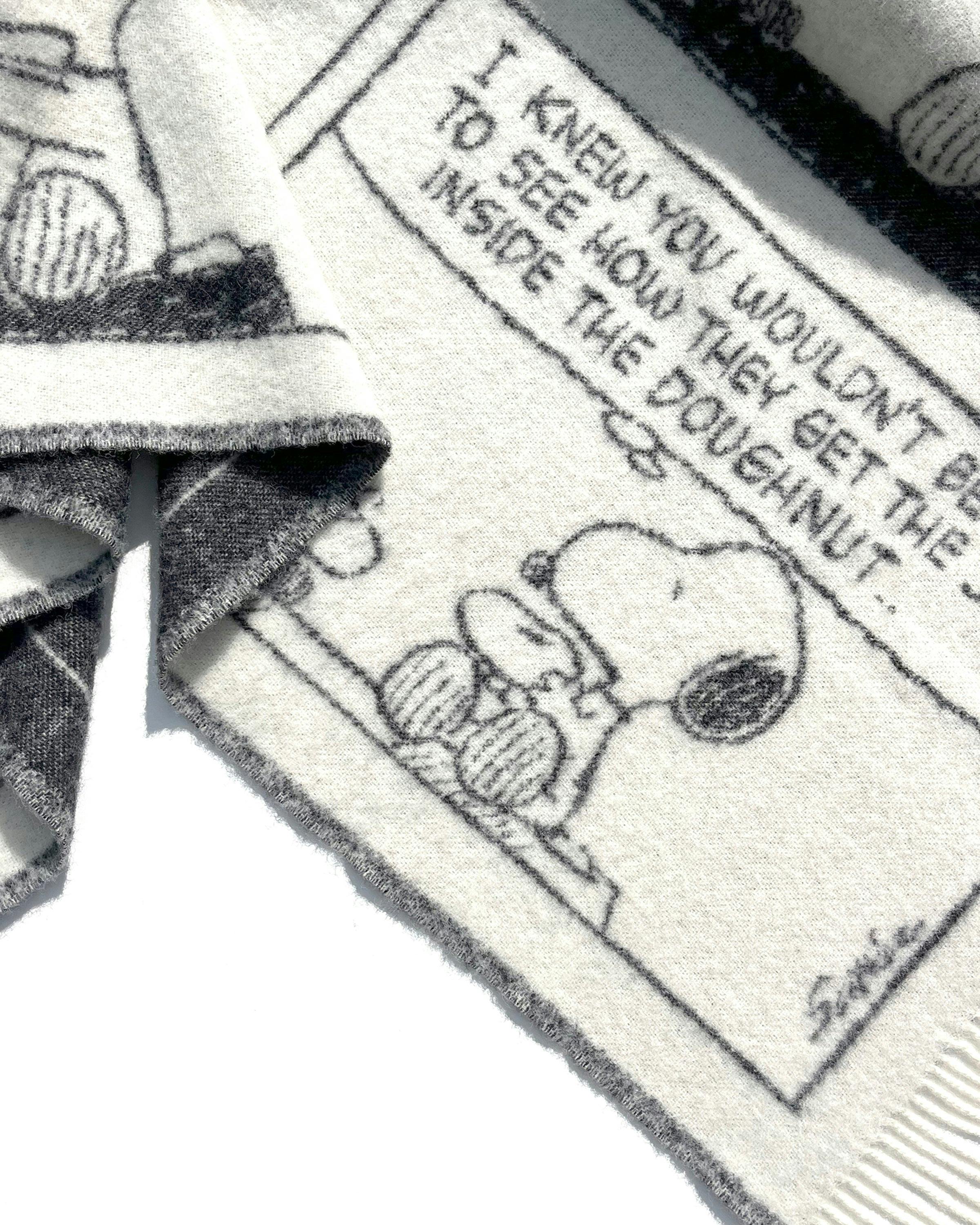 Blanket PEANUTS DOUGHNUT Comic Strip Black / White 4.25 x 6.5ft