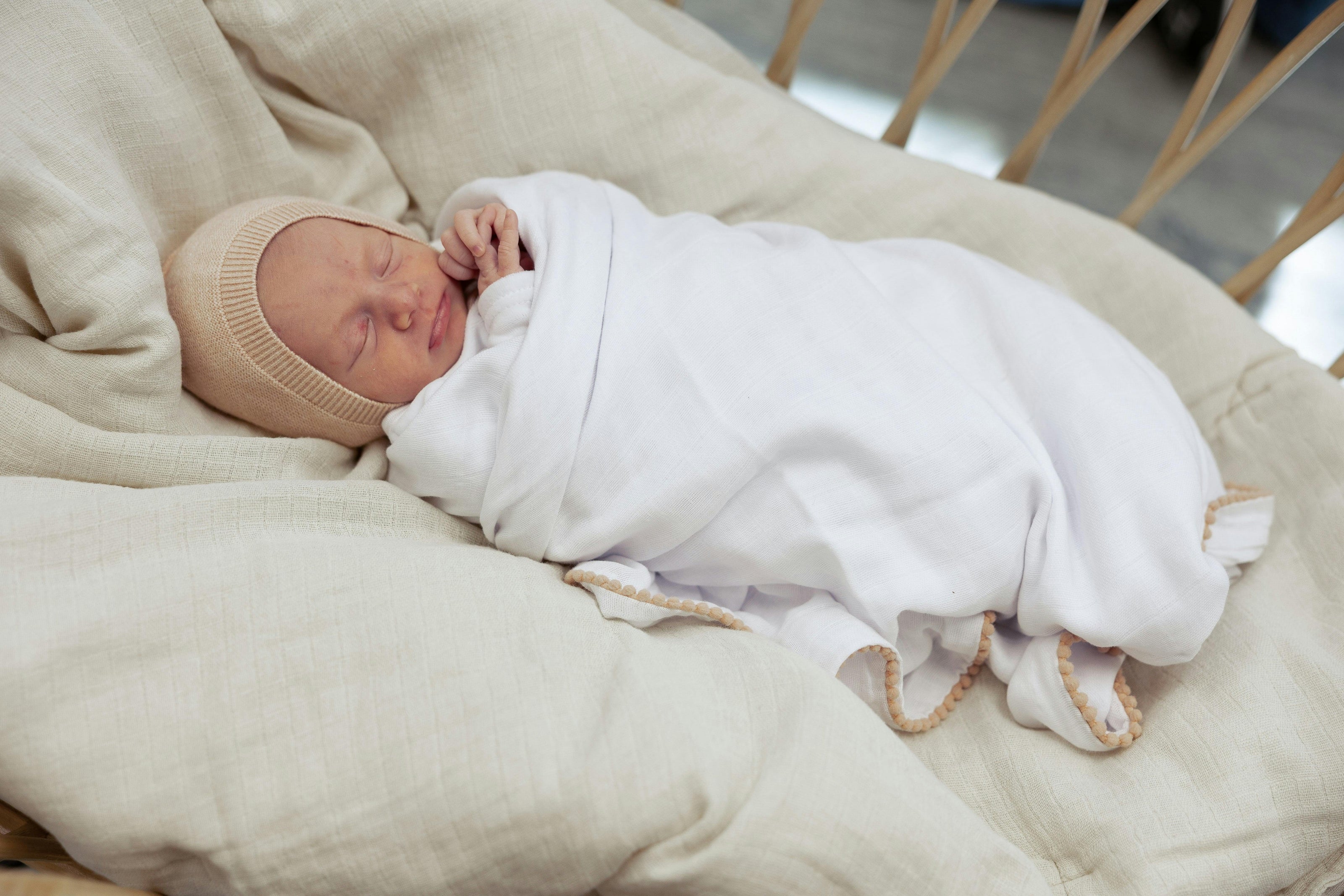 Pom Pom Trim Swaddle White/Blue