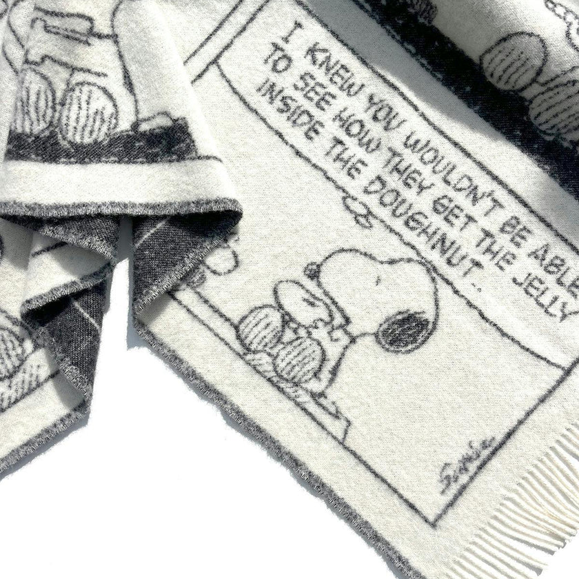 Blanket PEANUTS DOUGHNUT Comic Strip Black / White 4.25 x 6.5ft